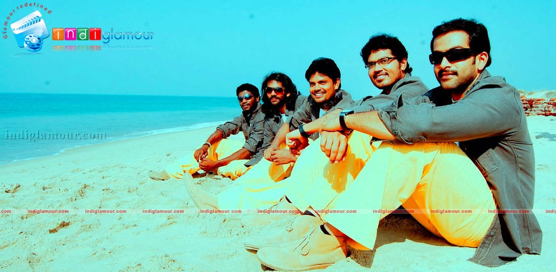 Ninaithale Inikkum Movie hd photo